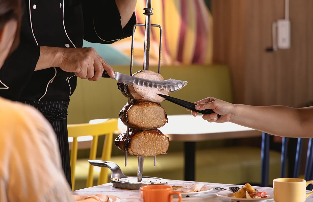 焼き上げたジューシーなシュラスコをお席でサーブ