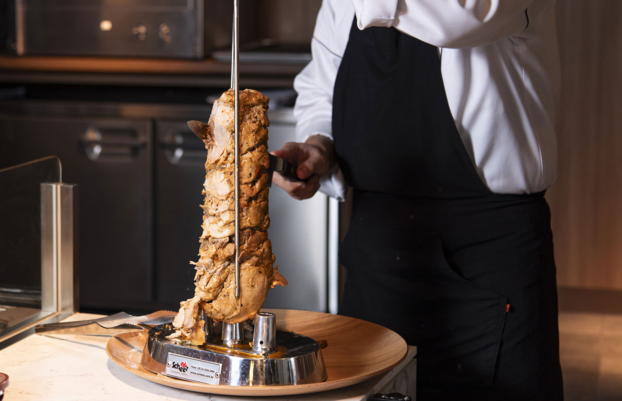 漬け込んだお肉をじっくりと焼き上げたシュラスコを